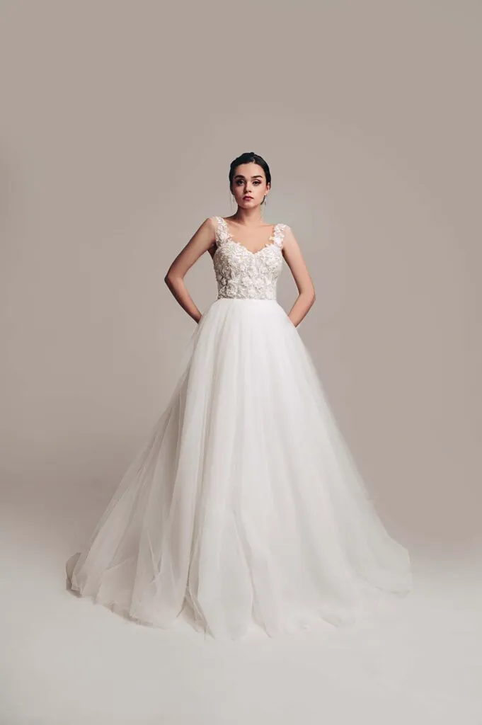 ---Extremely feminine A line wedding dress that exudes romance and will simply make you shine--