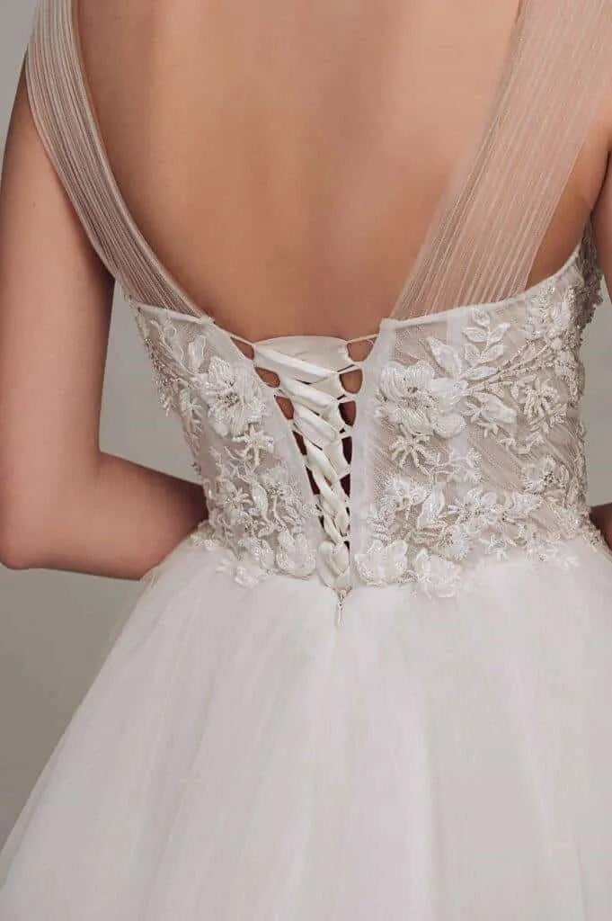 ---Extremely feminine A line wedding dress that exudes romance and will simply make you shine--