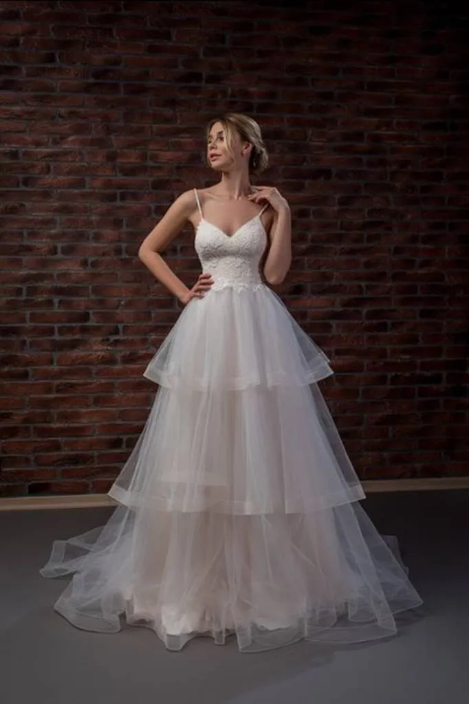 ---Ivory tulle wedding dress with a puffy A line effect skirt and a V-neckline with thin straps--