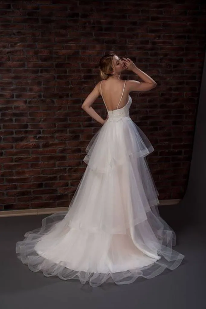 ---Ivory tulle wedding dress with a puffy A line effect skirt and a V-neckline with thin straps--