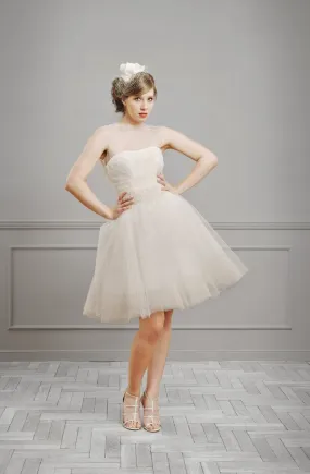 ---Short 50’s-style tulle wedding dress with a wide skirt, the draped bodice features a semitransparent tulle--